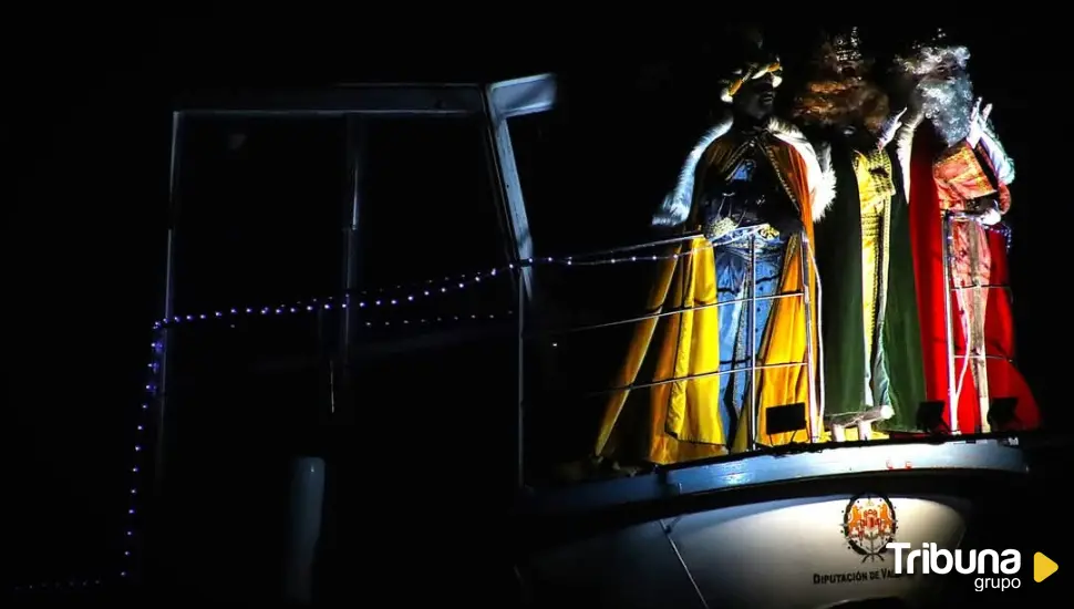 Con lluvia y en barco: los Reyes Magos atracan en Rioseco