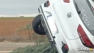 Un coche se sale de la carretera y acaba atascado en la mediana de la A-6