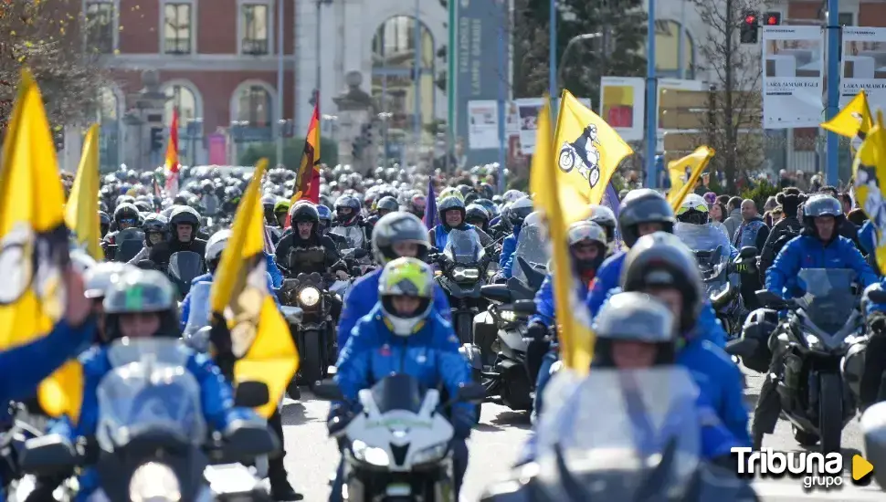 Valladolid vuelve a rugir con el desfile de banderas de Pingüinos