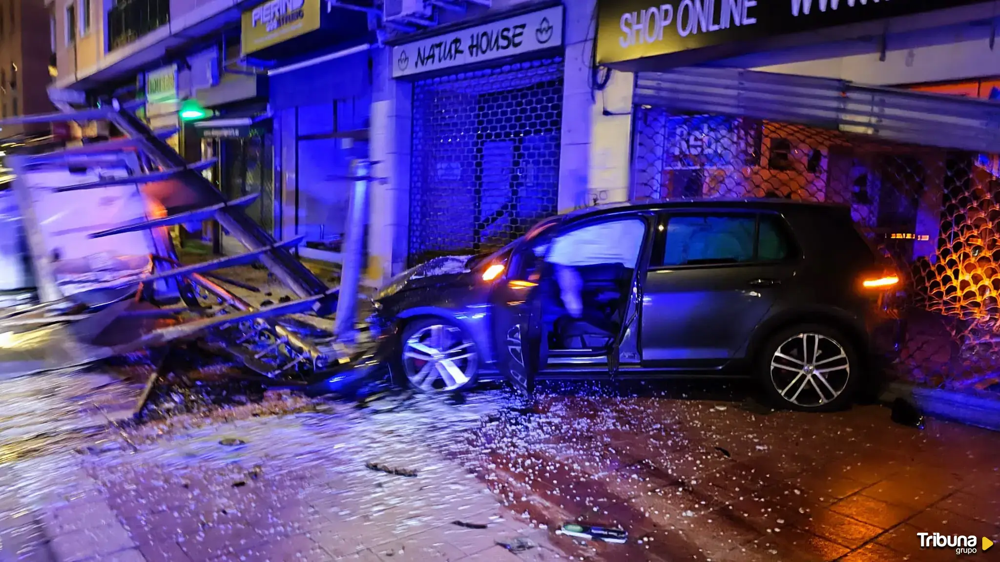 Un hombre derriba con su vehículo una marquesina de autobús en Valladolid