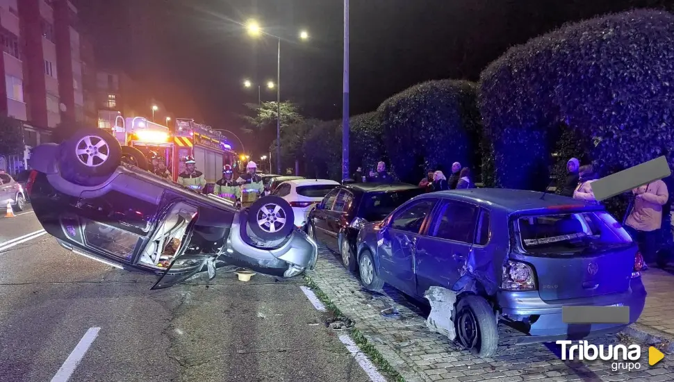 Vuelca un turismo en el Paseo Juan Carlos I