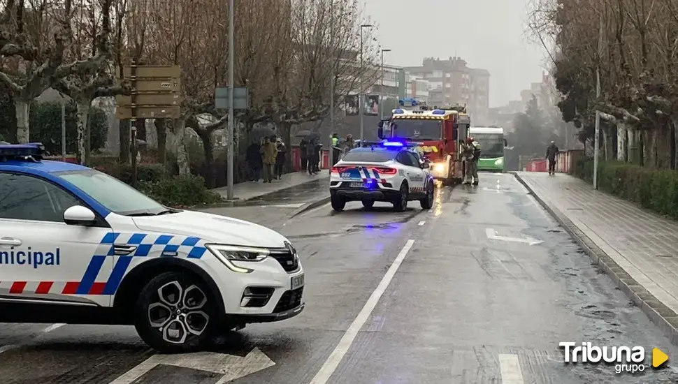 Sale ardiendo un coche en el puente de Poniente