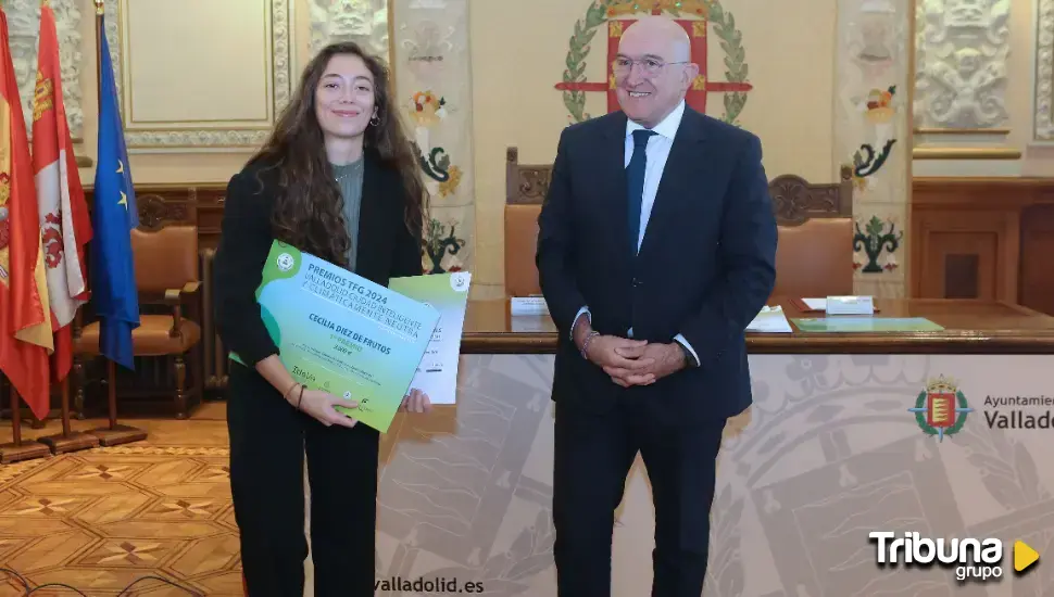 Cecilia Diez recibe el premio al mejor Trabajo Fin de Grado, por su proyecto 'Un parque muy normal'