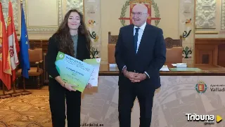 Cecilia Diez recibe el premio al mejor Trabajo Fin de Grado, por su proyecto 'Un parque muy normal'