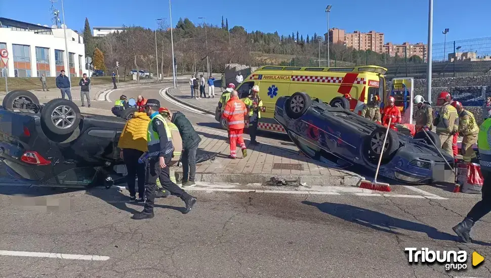 Aparatoso choque entre dos coches que terminan boca abajo en Valladolid