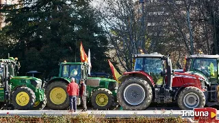 De Tierra de Campos a las Cortes: la columna de tractores que se manifiesta durante el Pleno 