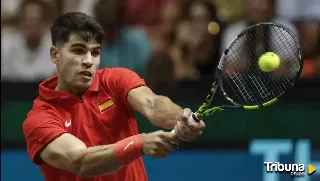 Carlos Alcaraz celebra frente a Luca Nardi los cinco años de su debut en el circuito