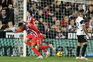 El Atlético impone su ley en Mestalla con un doblete de Julián Álvarez