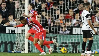 El Atlético impone su ley en Mestalla con un doblete de Julián Álvarez