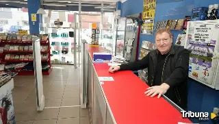 Miguel, el alma máter de los videoclubs que se jubila tras 38 años al frente de su negocio en La Rondilla