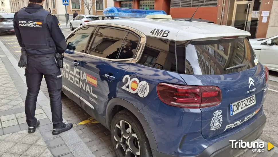 Rescatan a dos personas en un incendio en Valladolid